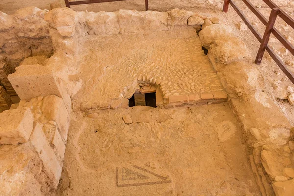 Kıbrıs 'taki Apollo Hylates Sığınağı' ndaki antik banyo kalıntıları, doğal ışık altında eskimiş taş kalıntıları ve tarihi mozaik parçalarının yer aldığı antik bir yapı.