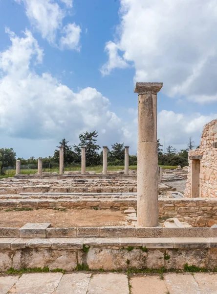 Kıbrıs 'taki Apollo Hylates Sığınağı' nın antik kalıntıları, yıpranmış taş yapılar ve parlak Akdeniz ışığı altında ayakta duran sütunlar yer alıyor.