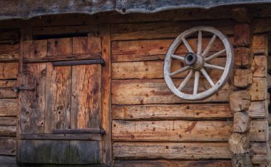 Döşeme çatılı geleneksel Carpathian kereste ambarı. Doğal kırsal kesimde klasik dağ mimarisi sergilenen kalıtım ve kırsal işçilik.