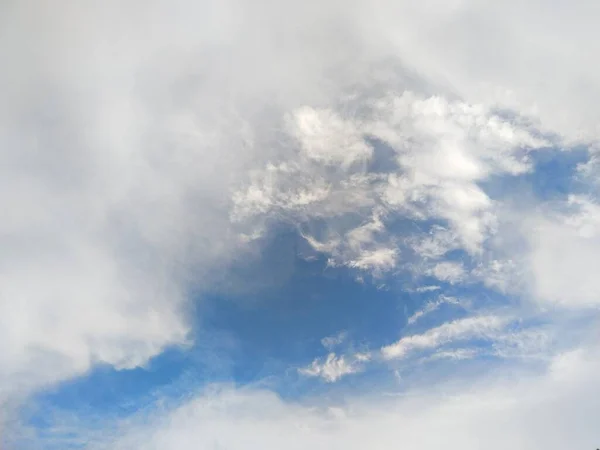 Céu Azul Com Nuvens — Fotografia de Stock