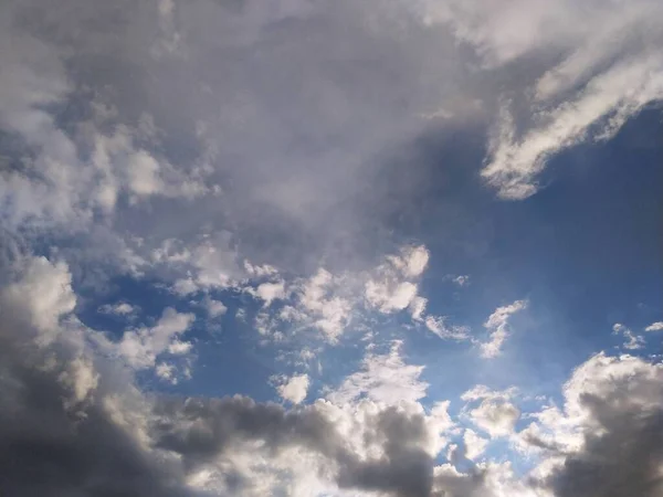 Céu Azul Com Nuvens — Fotografia de Stock