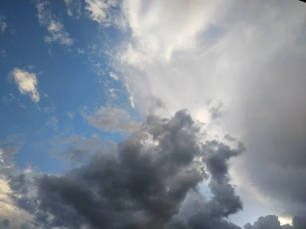 雲と青い空 — ストック写真