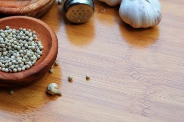 Biber, kakule ve ahşap tepside ahşap bir kasede tarçın artı sarımsak ve tuz. seçici odak ile kapat