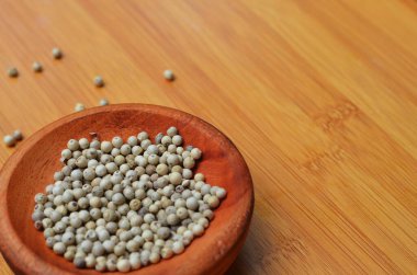 Ahşap tepside ahşap bir kasede biber. seçici odak ile kapat