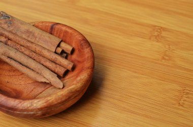 Tahta tepside, ahşap bir kasede tarçın. seçici odak ile kapat