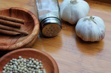 Tahta bir tepside üç limon (Citrus aurantiifolia). Genellikle sıcak havası olan tropikal restoranlarda kullanılır. Seçici odaklı sol üst görünüm