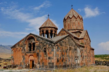 Ermenistan 'ın Ohanavan köyündeki 13. yüzyıl Hovhannavank manastırının manzarası.