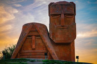 Ermeni Artsakh büyükannesi ve büyükbabası heykeli. Nagorno-Karabakh 'ın başkentinde anıtlar, Stepanakert, vektör