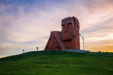 Ermeni Artsakh büyükannesi ve büyükbabası heykeli. Nagorno-Karabakh 'ın başkentinde anıtlar, Stepanakert, vektör