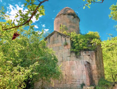 Arakelots Manastırı, Ermenistan 'ın Tavush iline bağlı Kirants köyünün yaklaşık 3 kilometre güneybatısında bulunan 13. yüzyıldan kalma bir manastır..