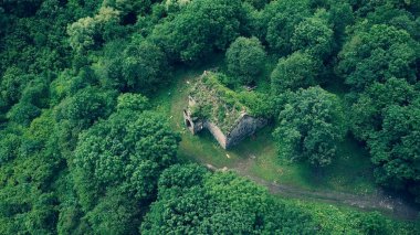13. yüzyıl insansız hava aracı manastırlı Sedvi Manastırı. Sedvi 'deki St. Nshan Manastır Kompleksi, Lori ilinin Kachachkut köyünün güneyinde yer almaktadır.