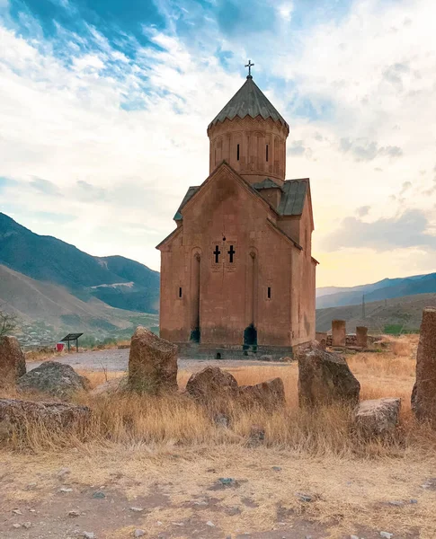 Gereja Abad Pertengahan Kecil Puncak Gunung Dengan Batu Nisan Tua — Stok Foto