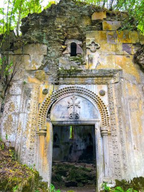 Deghdznut Manastırı ortaçağ Ermeni mimarisinin en değerli eserlerinden biridir. Khndzorkut Nehri vadisinde yer almaktadır.