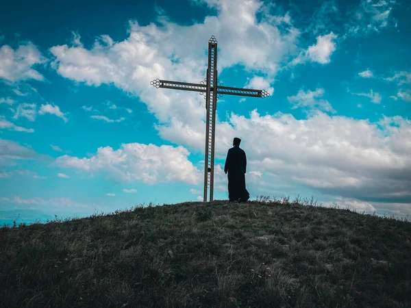 Sacerdote Reza Montaña Frente Los Hermosos Fondos Pantalla Las Nubes —  Fotos de Stock