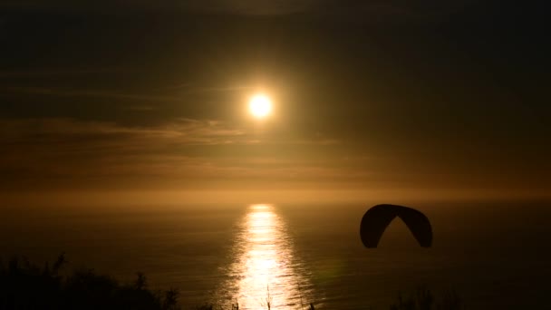 Vista Bonita Pôr Sol Com Paraquedas Decolando — Vídeo de Stock