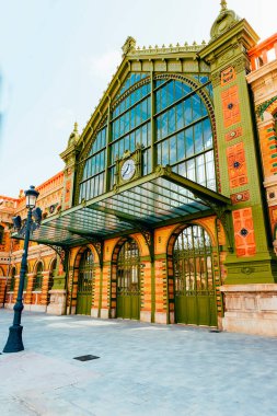 Almerya tren istasyonunun ana giriş kapısı..