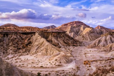 Tabernas Çölü 'ndeki Rambla de Otero' nun muhteşem manzarası, Arabistanlı Lawrence filminde zaten kullanılan panoramik bir manzarayla. Indiana Jones ve son haçlı seferi sahnesinde ön planda beliriyor..