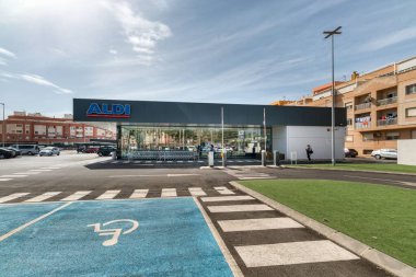 Roquetas de Mar, İspanya; 6 Eylül 2021: ALDI 'nin ön cephesi, logosu ve engelli park alanı, Alman indirimli süpermarket zinciri