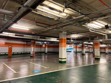 El Ejido, İspanya; 6 Eylül 2021: alışveriş merkezinin yeraltı otoparkları