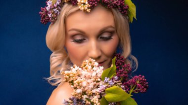 Şanslı tecrübesiz, beyaz görünümlü leylak bir çelenk içinde gün ışığına aşık olur.