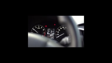 4k numaralı araçta direksiyon boyunca hız göstergesi dönüyor.