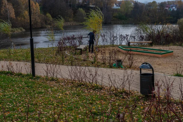 Popelnice v přírodním parku, popelnice z kovu na trávníku v otevřené přírodě na pozadí břízy, odpoledne v slunečném počasí koncept srovnání — Stock fotografie