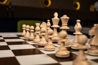 Fildişi kareli bir tahtada yaşlı satranç ağacını oyna, beyaz ve kale taşları, kraliçeler ve krallar, karanlıkta atlar masası, reklam tasarımı için şık..