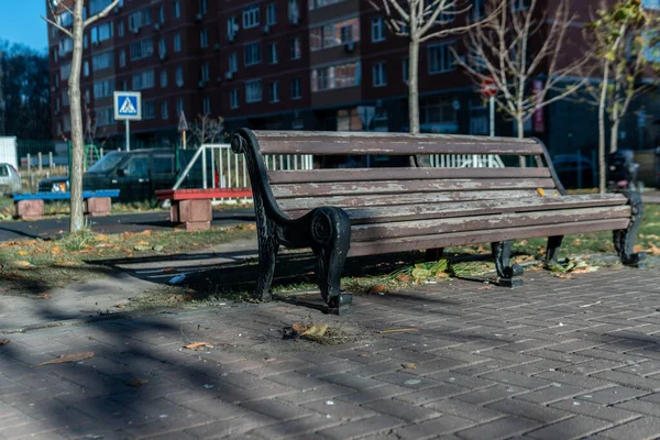 Parkın önündeki bankta. Yaya geçidi tabelası, fayans ustası.