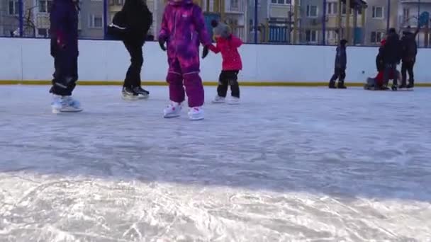 Children go ice skating fun, in winter on ice. RUSSIA, MOSCOW - DEC 12, 2020 — Vídeo de Stock