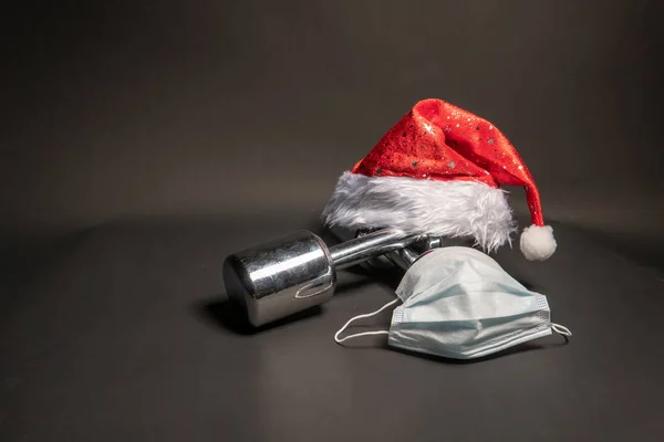Hantle fitness Santa Claus czerwony kapelusz na czarnym tle z maską medyczną przez covid19 — Zdjęcie stockowe