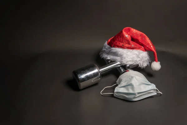 Hantle fitness Santa Claus na czarnym tle z maską medyczną przez covid19 — Zdjęcie stockowe