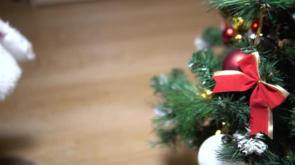 Avô geada passos perto da árvore de Natal e coloca presentes. Valenki no parquete ir uma árvore de Natal verde com brinquedos stands — Vídeo de Stock