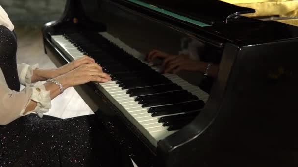 女孩弹钢琴，音乐会钢琴黎明时分 — 图库视频影像