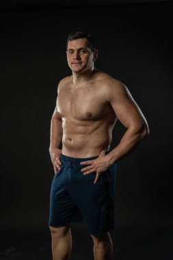 Eller bir erkeğin kemerinde çıplak vücut seksi bir erkek stili, mutlu bir yaşam tarzı var. Zarif içerik, başarılı havalı siyah vücut geliştirici geçmişi