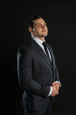 Genç erkek üç parça kıyafet, çekici, izole edilmiş mutlu. Zarif başarılı arka plan siyah vücut geliştirici