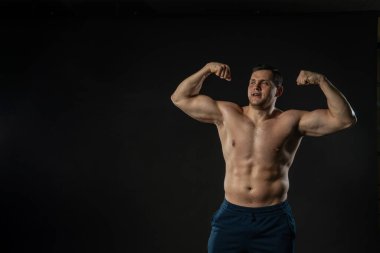 Erkek pazıları çıplak gövde gösteriyor. Genç adam kendine güveniyor. Genç adam kendine güveniyor. İçindekiler, zarafetin başarısı.