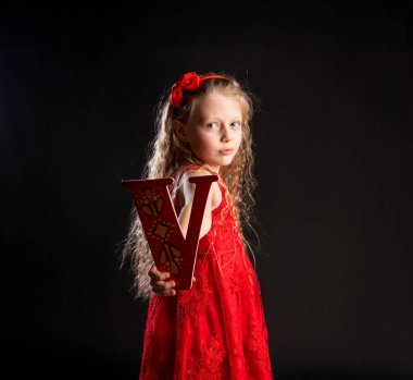 V, Baby 'nin elinde Sevgililer Günü mektubunu tutuyor. Mutluluk flörtü, kalp zemininde evleniyor. İlham. Uzay formülünün kopyası, kırmızı kız elbisesi içindeki neşe, yalınayak