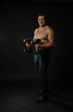 Dambılı pantolonlu adam yetişkin model, portre izole edilmiş arka plan. Yakışıklı, başarılı, yalnız, zenci bir vücut geliştirici.