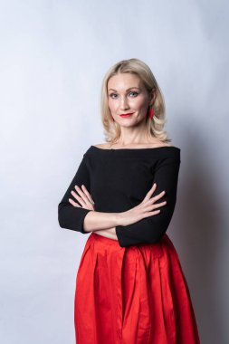 Kız çapraz kollar güzel aşk kırmızı, kalp, yerde aşk evliliği. 14 Şubat bir tatildir. Uzay formülünün bir kopyası. Kırmızı elbiseli kız, yalınayak.