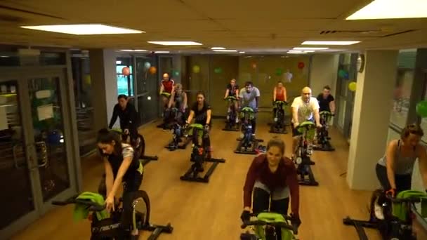 RUSSIE, MOSCOU - Fév 18, 2021 compétition de vélo d'appartement femme en bonne santé, en forme sportif personne muscle, jeune dult. faire face à l'infection épidémie pandémie pneumonie prévention — Video