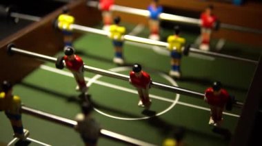 Futbol geceleri masada. Işık futbol müsabakası, top detay suratı. Taca futbol masası minyatürü