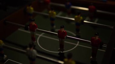 Futbol geceleri masada, ışık futbol maçının golünü, maç sahasının yeşil rengini, EUR vurucularının saldırısını, biblo masa futbolunun minyatürünü yakıyor.