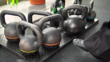 Spor salonundaki silahlı adamlar, vücut geliştirme sporu yapan, vücut geliştiren bir adam seçiyor. Makine, dikkatli ol.