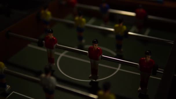 Fotbal na stole v noci světlo bliká fotbalový gól, zápas pole zábava zelená barva, EUR kopáči útok, figurka stolní fotbal miniatura — Stock video
