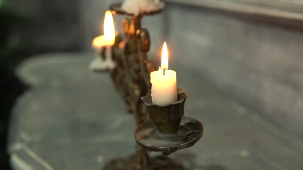 Candela accesa in una vecchia candela sul candelabro camino luminoso romantico, antica luce tradizionale illuminato primo piano, stile alla cera d'api, candeliere in acciaio caldo — Video Stock