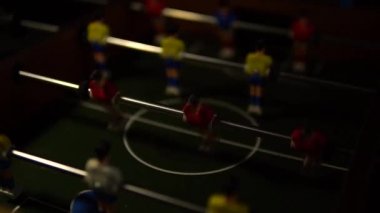 Futbol geceleri masada ışık yanıp sönüyor futbol takımı yarışması, çim oyuncularının yüzü. Rekabetçi şutörler şampiyonası, futbol masası maketi maketi
