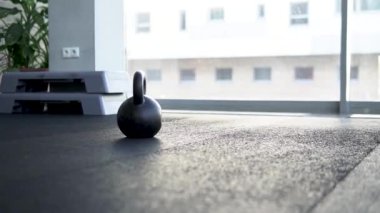 Fitness Kettlebell Güç Kulübü 'nde kettlebell, ekipman antrenmanı spor salonu, kas kaldırma. Demir zemin dayanıklılığı, yukarı çan