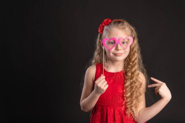 Maskeli gözlüklü kalpler aşık olur, Valentine, yerde kalpler evlenir. Bu olayın ilham kaynağıyım. Aşk formülü, kırmızı elbiseli kız nişanı, yalınayak