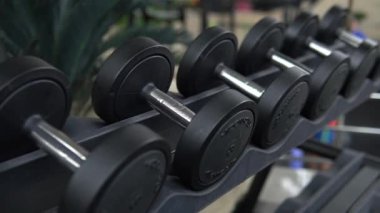 RUSSIA, MOSCOW - 27 Ocak 2021 Spor salonundaki Gunteller sağlıklı, güçlü, metal enerjili eski aktiviteler. Kişisel tabak eğitimi sporu