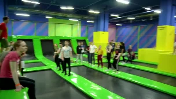 RUSSIA, MOSCA - 14 Feb 2021 Attività trampolini che saltano bambini e adulti esercitano attività sportive, stile di vita azione al di fuori del parco giochi carino, palestra di movimento. ragazzo vacanza alta — Video Stock